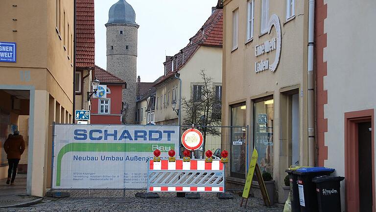 Gesperrt ist seit Dienstag die Weiße-Turm-Straße auf Höhe des Steigner-Anwesens und dem Eine-Welt-Laden. Grund für die Blockade ist die Sanierung des Alten Rathauses, für die auch ein Kran auf dem NKD-Parkplatz aufgestellt wurde. Laut Baufirma soll die Sperre bis zum 3. März bestehen. Sollte allerdings noch ein längerer Wintereinbruch kommen, der die Bauarbeiten verzögert, könnte sich auch die Sperre hinziehen. Für Fußgänger bleibt noch ein Schlupfloch durch die Passage von Hörgeräte Weitkamp.