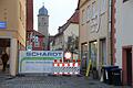 Gesperrt ist seit Dienstag die Weiße-Turm-Straße auf Höhe des Steigner-Anwesens und dem Eine-Welt-Laden. Grund für die Blockade ist die Sanierung des Alten Rathauses, für die auch ein Kran auf dem NKD-Parkplatz aufgestellt wurde. Laut Baufirma soll die Sperre bis zum 3. März bestehen. Sollte allerdings noch ein längerer Wintereinbruch kommen, der die Bauarbeiten verzögert, könnte sich auch die Sperre hinziehen. Für Fußgänger bleibt noch ein Schlupfloch durch die Passage von Hörgeräte Weitkamp.