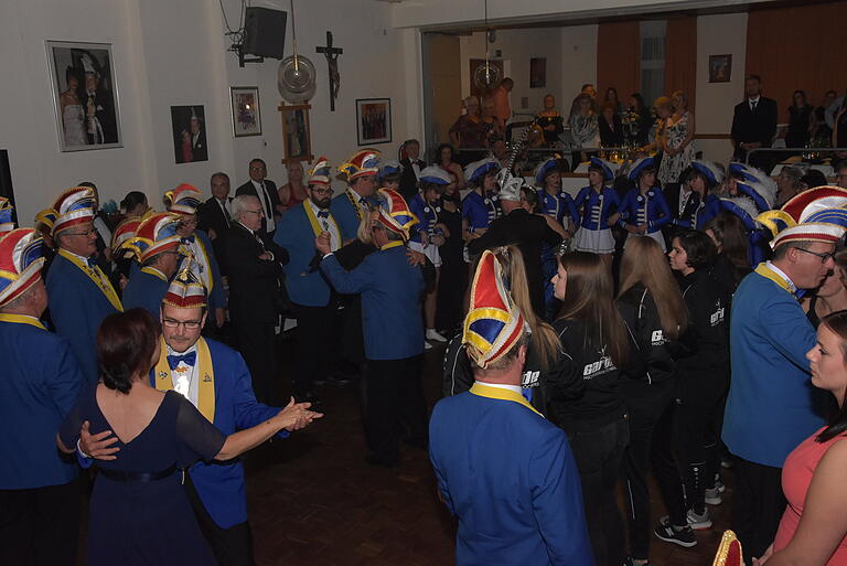 Die 'Blaukittel' tanzen wieder, der Inthroball der Faschingsgilde Helau Krakau fand traditionell im Pfarrheim Mariä Geburt statt. Die 'Blaukittel' tanzen wieder, der Inthroball der Faschingsgilde Helau Krakau fand traditionell im Pfarrheim Mariä Geburt statt.