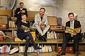 Auf einer Lesetribüne können die kleinen Besucher in Kinderbüchern schmökern. Kulturreferent Achim Könneke (hinten), Büchereileiterin Anja Flicker, Architekt und 'creative guide' Aat Vos und OB Christian Schuchardt beim Testlesen.