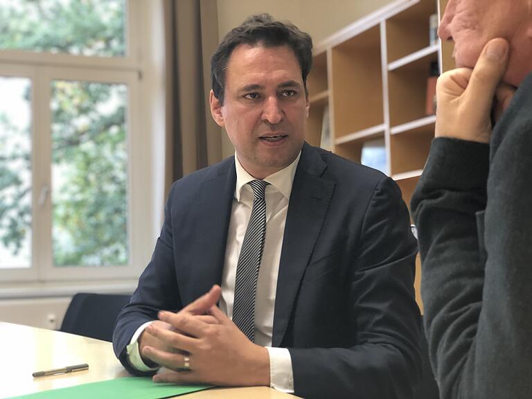 Der bayerische Justizminister Georg Eisenreich im Interview über Cybercrime. Der bayerische Justizminister Georg Eisenreich im Interview über Cybercrime.