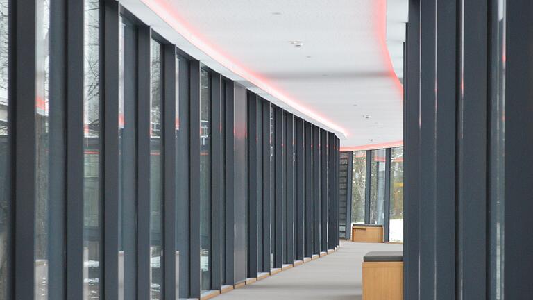 Wie wär's denn mal mit Rot? Die Farbe des Lichts im Wandelgang kann verändert werden.