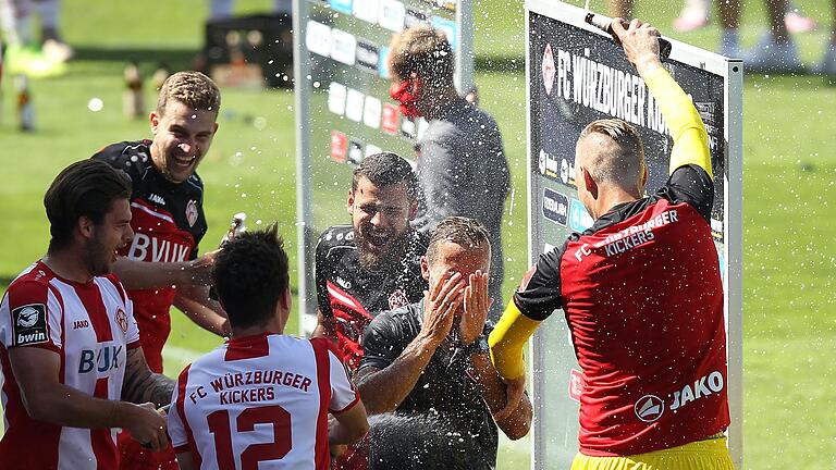 Eine Bierdusche für Kicker-Trainer Michael Schiele. Ob die Stadträte den Oberbürgermeister auch mit Bier übergießen, wenn dieser Würzburg zu einem besseren Platz im Fahrradranking geführt hat, ist wahrlich nicht bekannt. Eine Bierdusche für Kicker-Trainer Michael Schiele. Ob die Stadträte den Oberbürgermeister auch mit Bier übergießen, wenn dieser Würzburg zu einem besseren Platz im Fahrradranking geführt hat, ist wahrlich nicht bekannt. 