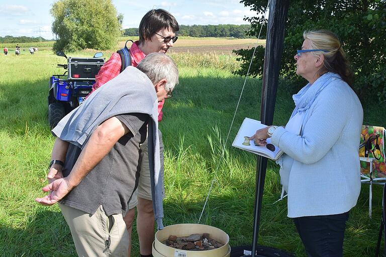 Archäologin Margarete Klein-Pfeuffer (rechts) gab Einblicke in die Merowingerzeit. Archäologin Margarete Klein-Pfeuffer (rechts) gab Einblicke in die Merowingerzeit.