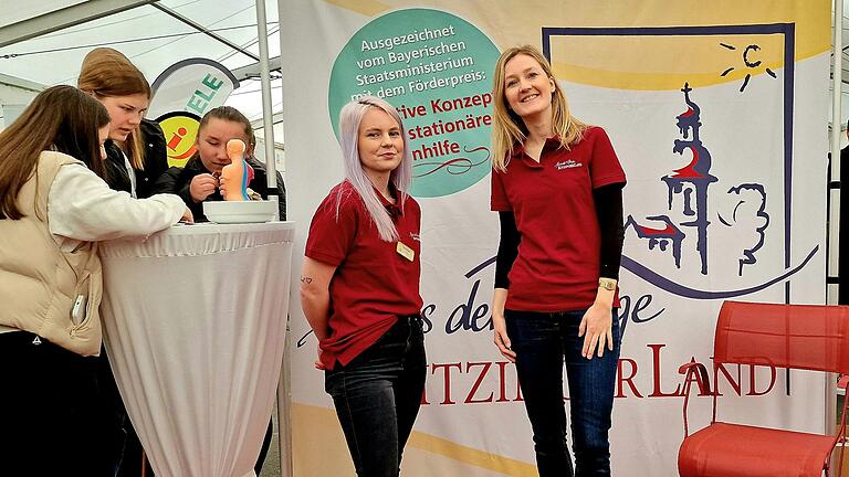 Madelaine Cebertowicz (links) und Amelie Witt am Stand des Haus der Pflege.