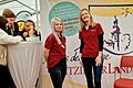 Madelaine Cebertowicz (links) und Amelie Witt am Stand des Haus der Pflege.