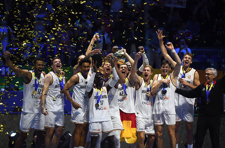 Freude pur! Nicht nur die Spieler und Trainer Gordon Herbert feierten den WM-Sieg, sondern auch zahlreiche Fans in Deutschland. Freude pur! Nicht nur die Spieler und Trainer Gordon Herbert feierten den WM-Sieg, sondern auch zahlreiche Fans in Deutschland.