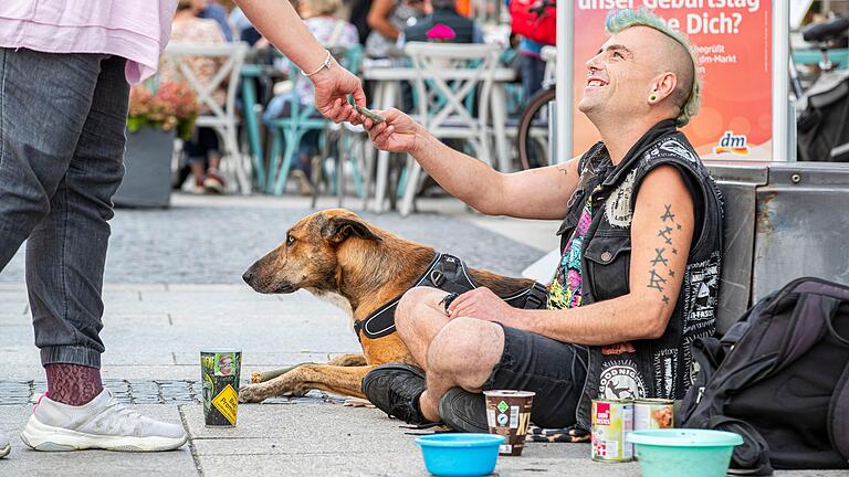 Die meisten Passanten werfen Münzen in Smileys Becher. Doch ab und zu drückt ihm jemand auch mal einen Schein in die Hand. Jedes Mal bedankt er sich lächelnd und wünscht einen schönen Tag.
