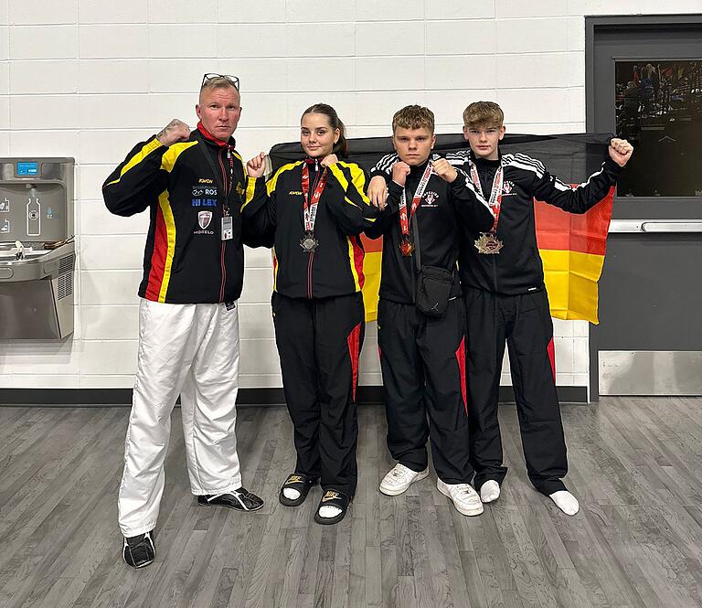 Das erfolgreiche 'Superior-SW'-WM-Quartett (von links): Headcoach Alexey Krug, Kelly Kloos, Miguel Insam und Vitali Ebelt von 'Superior-SW'. Das erfolgreiche 'Superior-SW'-WM-Quartett (von links): Headcoach Alexey Krug, Kelly Kloos, Miguel Insam und Vitali Ebelt von 'Superior-SW'.