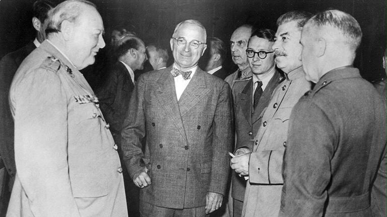 Harry S. Truman auf der Potsdamer Konferenz       -  Truman (M.) verhandelt auf der Potsdamer Konferenz die europäische Nachkriegsordnung mit. (Archivbild)