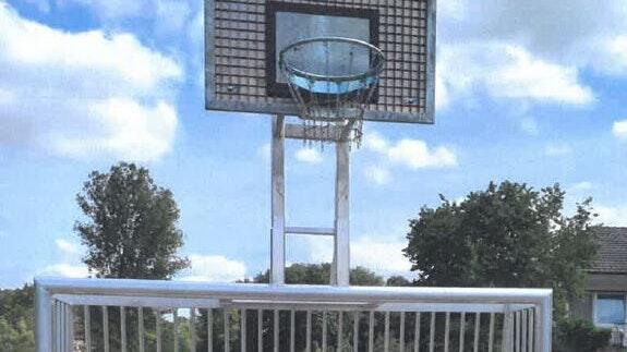 Ein Fußballtor mit integriertem Basketball-Aufsatz wurde in Großeibstadt errichtet.