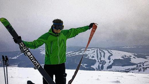 Am Gipfel: Oben am Berg zieht Benedikt Nöth von den Skiern die Felle ab, die als Aufstiegshilfe dienen.