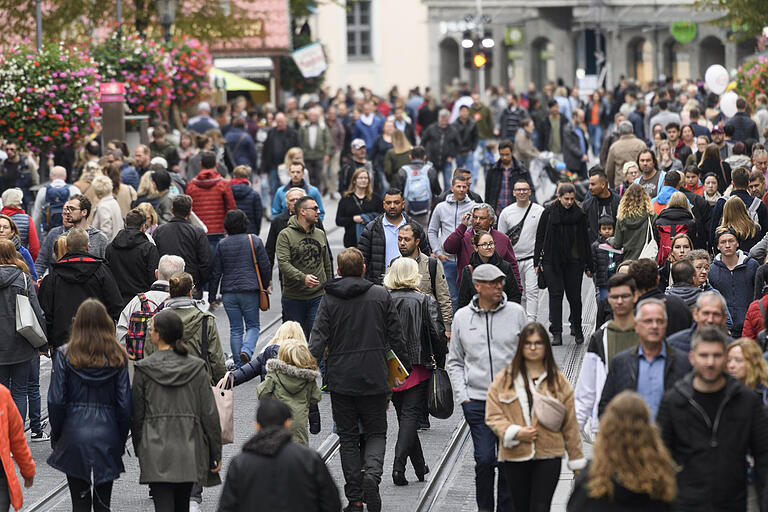 Jährlich nutzen viele Menschen den Mantelsonntag zum Bummeln in der Innenstadt. Jährlich nutzen viele Menschen den Mantelsonntag zum Bummeln in der Innenstadt.