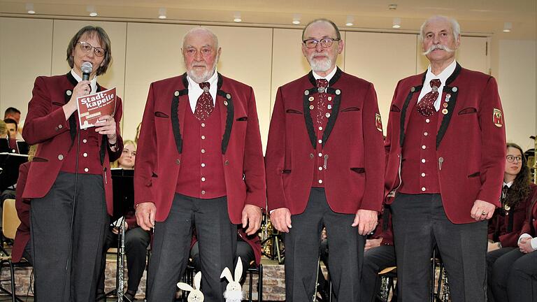 Monika Weber, Vorsitzende des Musikvereins ernannte Wolfgang Sperl, Klaus Sternberger und Harald Landgraf (von links) zu Ehrenmitgliedern. Sie beenden nach 60 Jahren ihre aktive Mitgliedschaft in der Stadtkapelle.