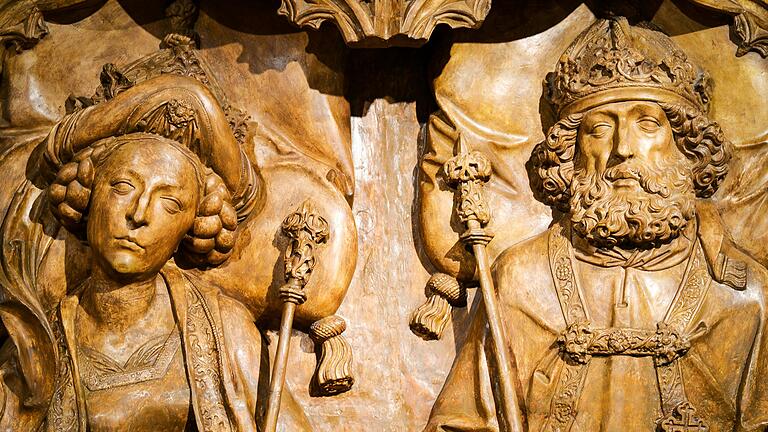 Das Grabmal des Kaiserpaares Heinrich II. mit seiner Gemahlin Kunigunde von Tilmann Riemenschneider ist heute im Diözesanmuseum Bamberg zu bewundern. Das Grabmal des Kaiserpaares Heinrich II. mit seiner Gemahlin Kunigunde von Tilmann Riemenschneider ist heute im Diözesanmuseum Bamberg zu bewundern.