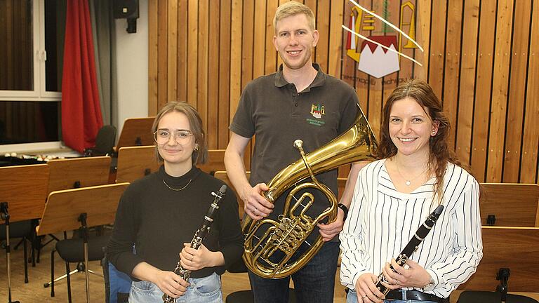 Junge Vereinsspitze bei der Heimatkapelle Michelau (von links): Annika Dolag (Leiterin Bläserklasse), Michael Ständecke (zweiter Vorstand) und Madeleine Hillenbrand (Leiterin Jugendblasorchester). Junge Vereinsspitze bei der Heimatkapelle Michelau (von links): Annika Dolag (Leiterin Bläserklasse), Michael Ständecke (zweiter Vorstand) und Madeleine Hillenbrand (Leiterin Jugendblasorchester).