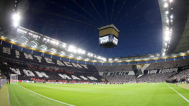 Die Choreographie der Eintracht-Fans war Klasse und Auftakt zu einer frenetischen, nie nachlassenden Untersützung ihrer Mannschaft. Die Choreographie der Eintracht-Fans war Klasse und Auftakt zu einer frenetischen, nie nachlassenden Untersützung ihrer Mannschaft. 