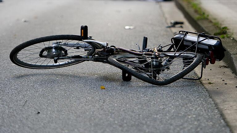 Radfahren birgt Risiken. Und durch die Verbreitung von E-Bikes erhöhen offenbar die Unfallgefahren. In Eltmann ist am Dienstag eine 69-jährige E-Bikerin verunglückt. Das Foto ist ein Symbolbild.