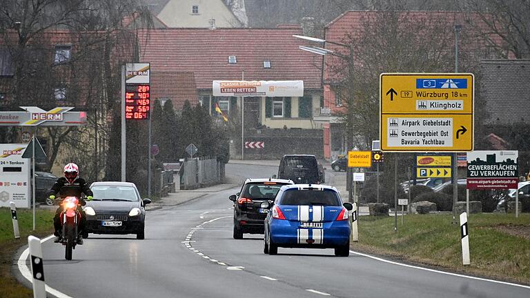 Viele Giebelstadter wünschen sich eine Entlastung vom Durchgangsverkehr der B 19. Bereits seit einem Jahr läuft das schwierige Planfeststellungsverfahren für den Bau einer Umgehungsstraße.