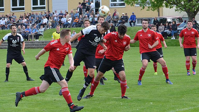 Eine überraschende Heimniederlage kassierte der TSV Essleben gegen die DJK Wülfershausen/Burghausen. In dieser Szene wirft sich Esslebens&nbsp; Philipp Königer (Mitte) in eine Flanke, die Gästespieler Philipp Schmitt (rechts) und links Marco Steinmetz können die Chance nicht verhindern.