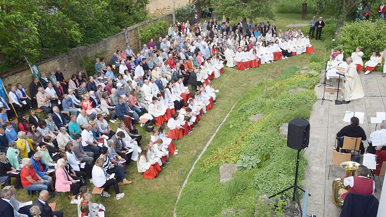 Annähernd 400 Personen waren zum Festgottesdienst anlässlich der Errichtung des neuen 'Pastoralen Raums Gerolzhofen' in den Garten des Pfarrer-Hersam-Hauses gekommen, wo sie von Pfarrer Stefan Mai (rechts am Ambo) begrüßt wurden.