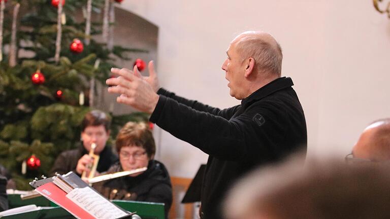 In noch weihnachtlicher Umgebung: das  Konzert auf dem Kreuzberg.       -  In noch weihnachtlicher Umgebung: das  Konzert auf dem Kreuzberg.