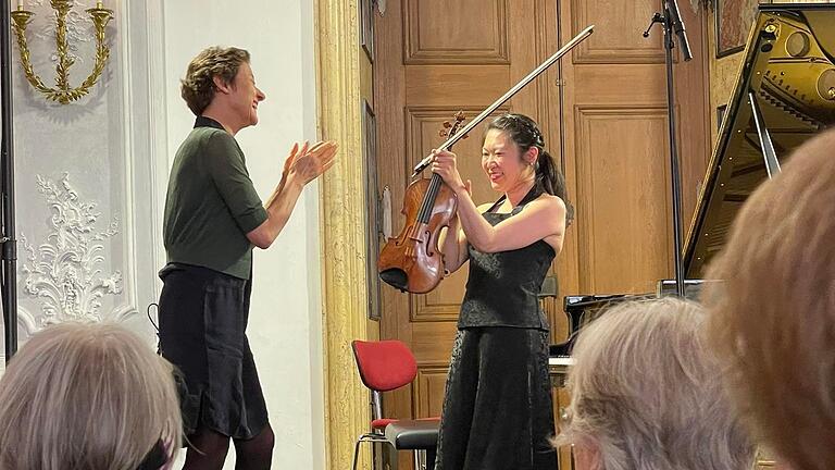 Tianwa Yang und die Komponistin Isabel Mundry nach einem Konzert des Mozartfests 2022. Tianwa Yang und die Komponistin Isabel Mundry nach einem Konzert des Mozartfests 2022.