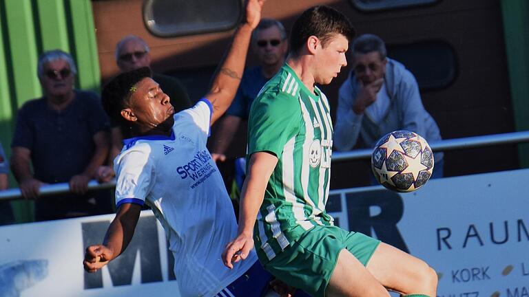 Um ein Haar wäre Diego Rosero Quinones (links) ins Straucheln geraten gegen den FC Untererthal um Christoph Gerlach (rechts), letztlich wurde der TSV Münnerstadt aber seiner Favoritenstellung gerecht.       -  Um ein Haar wäre Diego Rosero Quinones (links) ins Straucheln geraten gegen den FC Untererthal um Christoph Gerlach (rechts), letztlich wurde der TSV Münnerstadt aber seiner Favoritenstellung gerecht.