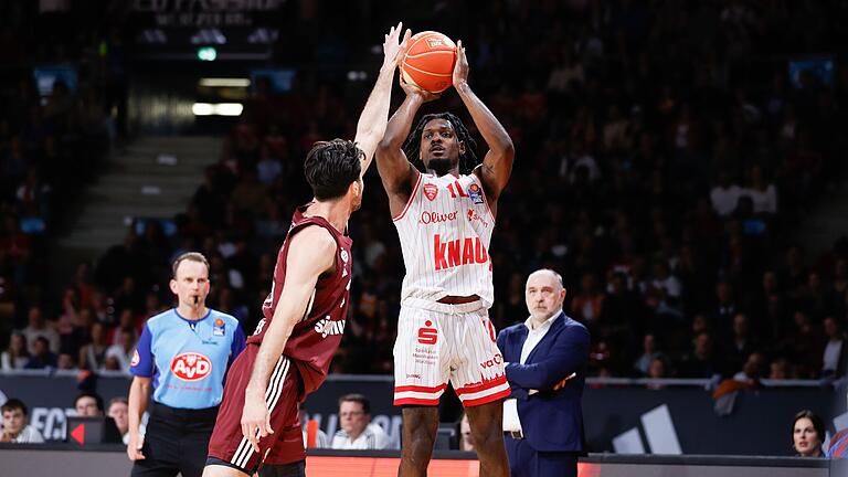 Darius Perry von den Würzburg Baskets (rechts) beim Sprungwurf gegen Münchens Leandro Bolmaro.&nbsp;