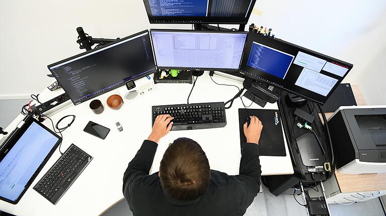 Der IT-Forensiker Hannes Pollach sitzt in seinem Büro vor mehreren Bildschirmen. Der IT-Forensiker Hannes Pollach sitzt in seinem Büro vor mehreren Bildschirmen.
