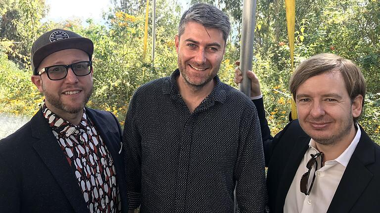 Filmprofis unter sich: Alex Weimer aus Hundsbach, Carthew Neal (Mitte), Produzent der Oscar-prämierten Satire 'Jojo Rabbit', und Tore Schmidt (rechts), Produzent des aktuellen Tom-Hanks-Films 'News of the World'. Filmprofis unter sich: Alex Weimer aus Hundsbach, Carthew Neal (Mitte), Produzent der Oscar-prämierten Satire 'Jojo Rabbit', und Tore Schmidt (rechts), Produzent des aktuellen Tom-Hanks-Films 'News of the World'.