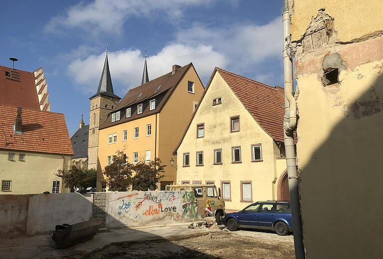 Mit dem Abbruch des Werkstatt-Gebäudes kommt nun Licht und Luft in den Hof des Förster-Anwesens.