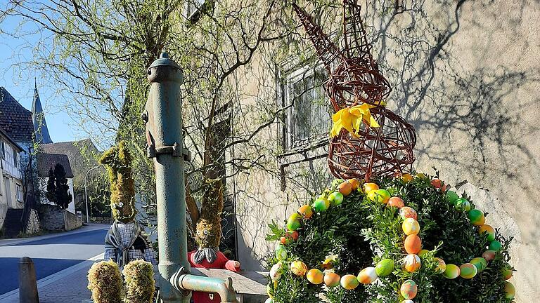 Osterbrunnen am Schmiedsbrunnen.