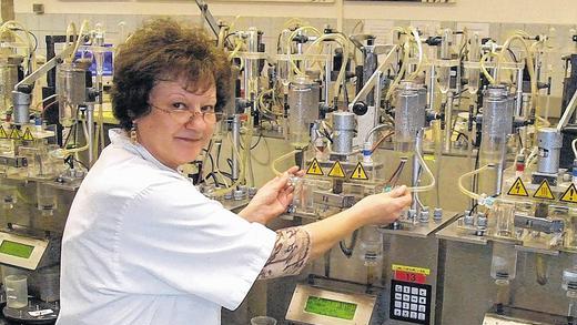Spurensuche: Im Labor in Rain am Lech werden die Bodenproben des Bodengesundheitsdienstes Ochsenfurt analysiert. Mitarbeiterin Maria-Theresa Hofgärtner und ihre Kollegen untersuchen dort pro Jahr über 50 000 Proben auf ihre Nährstoffgehalte.
