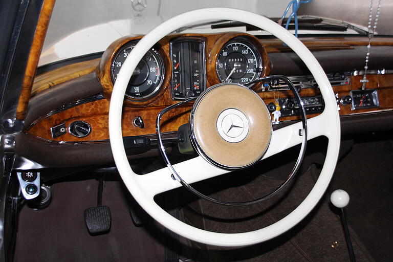 Ein Blick aufs Cockpit des Mercedes 190 SL. Ein Blick aufs Cockpit des Mercedes 190 SL.