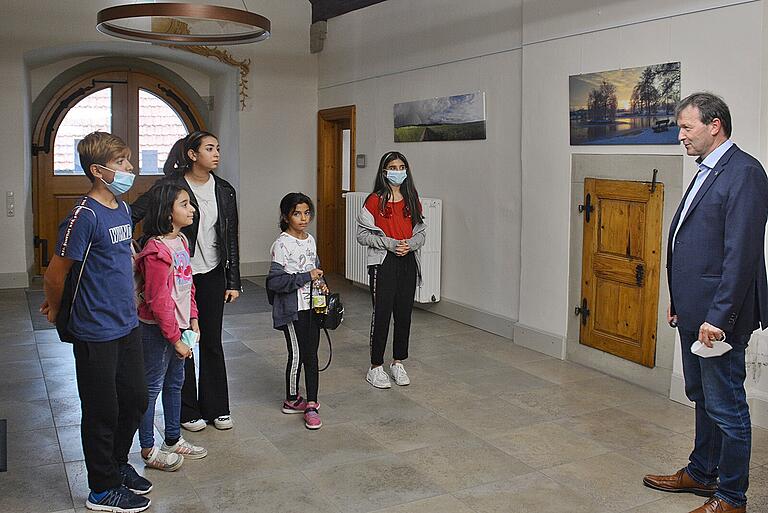Im Rathaus in Bad Königshofen hatte Bürgermeister eine kleine Gruppe syrischer Kinder zu Gast. Sie wohnen teils in Bad Neustadt aber auch in Bad Königshofen und interessierten sich für die Stadtgeschichte. Bürgermeister Thomas Helbing zeigte ihnen deshalb eine historische Zeichnung, die die Festungsstadt Königshofen im Grabfeld darstellt. Im Rathaus in Bad Königshofen hatte Bürgermeister eine kleine Gruppe syrischer Kinder zu Gast. Sie wohnen teils in Bad Neustadt aber auch in Bad Königshofen und interessierten sich für die Stadtgeschichte. Bürgermeister Thomas Helbing zeigte ihnen deshalb eine historische Zeichnung, die die Festungsstadt Königshofen im Grabfeld darstellt.