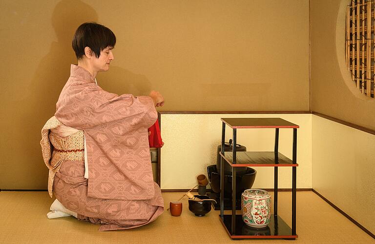 Mit Kimono im originalgetreu nachgebauten japanischen Teezimmer im Würzburger Siebold-Museum: Am Samstag wird gefeiert.