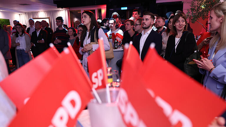 Landtagswahl Bayern - Wahlparty SPD.jpeg       -  Anhänger der SPD verfolgen bei der Wahlparty für die Landtagswahl in Bayern eine Rede des Spitzenkandidaten. Zu feiern gab es nichts.