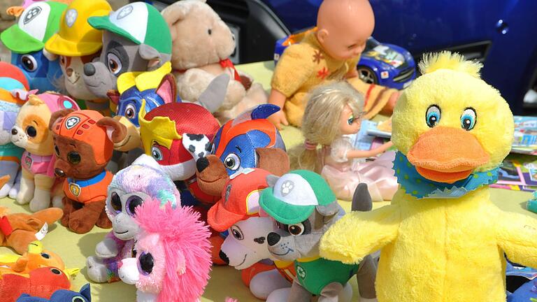 Beim Straßen-Flohmarkt in Giebelstadt gibt es an über 30 Ständen Schnäppchen zu entdecken. Beim Straßen-Flohmarkt in Giebelstadt gibt es an über 30 Ständen Schnäppchen zu entdecken.