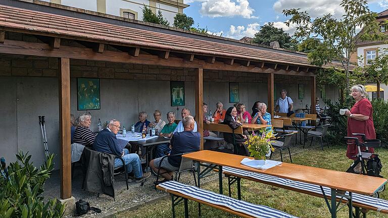 Begrüßung der Seniorinnen und Senioren.