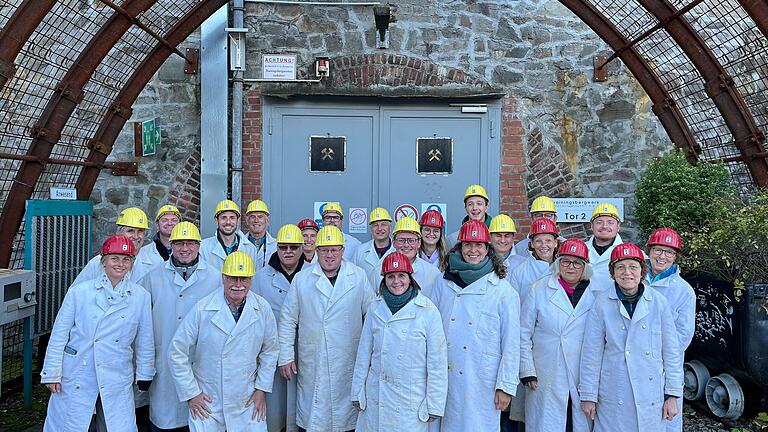 Die Gruppe der Auber Feuerwehr, stilecht gekleidet, vor dem Trainingsbergwerk in Recklinghausen.