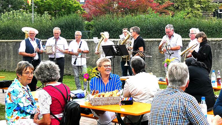 Die Spiesheimer Musikanten spielten zur Unterhaltung beim Fest des Namenspatrons der Oberspiesheimer Kirche, des Heiligen Bartholomäus. Bei einem Imbiss - je nach Geschmack süß oder kräftig - konnte man sich gut unterhalten.