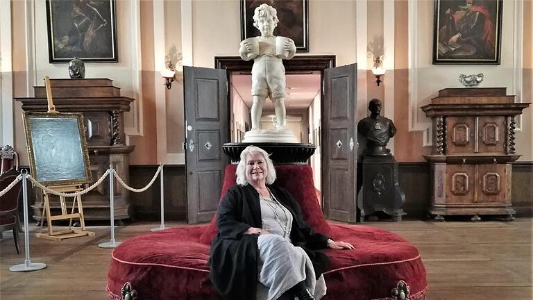 Heide Sommer auf dem roten Plüschsofa in Bismarcks Salon, auf dem sie als Kind trotz ausdrücklichen Verbots oft herumtobte.Sigismund von Dobschütz       -  Heide Sommer auf dem roten Plüschsofa in Bismarcks Salon, auf dem sie als Kind trotz ausdrücklichen Verbots oft herumtobte.Sigismund von Dobschütz