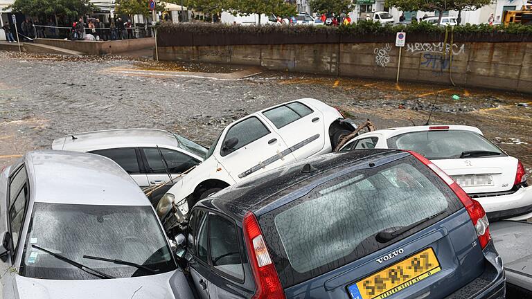 Schwere Regenfälle überfluten das Zentrum von Cadaqués - Die Unwetter suchten nun Cadaqués heim. Schwere Regenfälle überfluten das Zentrum von Cadaqués - Die Unwetter suchten nun Cadaqués heim.