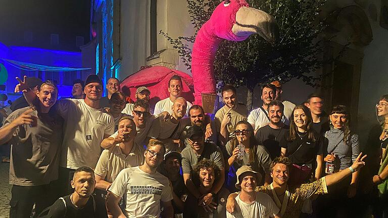 Dort, wo der pinke Flamingo, das Maskottchen des Kollektivs Mystery Forest steht, ist der Rave nicht weit, wie hier auf dem Open-Air im Rahmen des Stadtfestes 2024 in Gerolzhofen. Dort, wo der pinke Flamingo, das Maskottchen des Kollektivs Mystery Forest steht, ist der Rave nicht weit, wie hier auf dem Open-Air im Rahmen des Stadtfestes 2024 in Gerolzhofen.