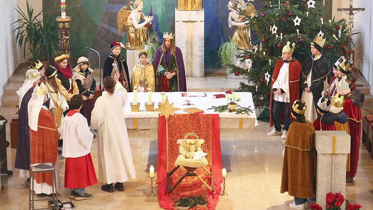 22 Ministrantinnen und Ministranten aus vier Ortschaften (Neuses am Sand, Järkendorf, Prichsenstadt, Stadelschwarzach) wurden beim Drei-Königs-Gottesdienst in Stadelschwarzach von Gemeindereferentin Anette Günther gesegnet und anschließend ausgesandt. 22 Ministrantinnen und Ministranten aus vier Ortschaften (Neuses am Sand, Järkendorf, Prichsenstadt, Stadelschwarzach) wurden beim Drei-Königs-Gottesdienst in Stadelschwarzach von Gemeindereferentin Anette Günther gesegnet und anschließend ausgesandt.