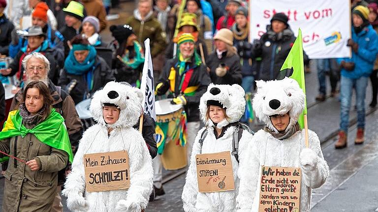 Demonstration für das Weltklima - Weniger CO2-Ausstoß: Für dieses Ziel gingen rund 250 Leute auf die Straße. Initiiert hatte die Demo die Würzburger Klima-Allianz. Demonstration für das Weltklima - Weniger CO2-Ausstoß: Für dieses Ziel gingen rund 250 Leute auf die Straße. Initiiert hatte die Demo die Würzburger Klima-Allianz.