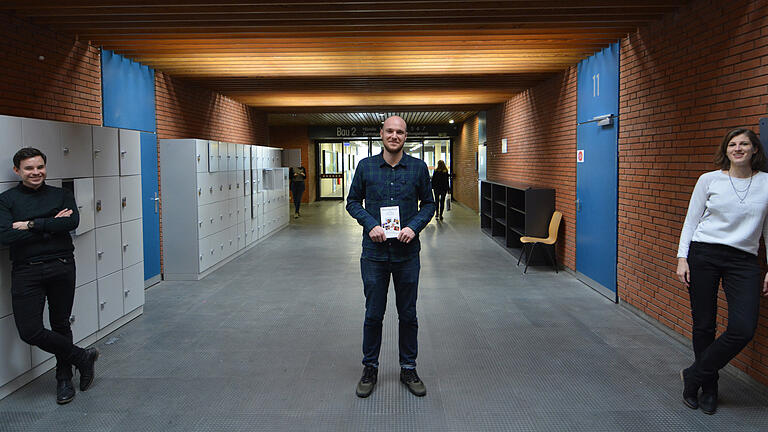 Die Organisatoren der Aktion 'Eine Uni - ein Buch': Von links nach rechts: Michael Storch, Julien Bobineau (mit dem Buch 'Was ist Populismus?' in der Hand) und Christine Ott.  (Foto Sven Staffeldt)