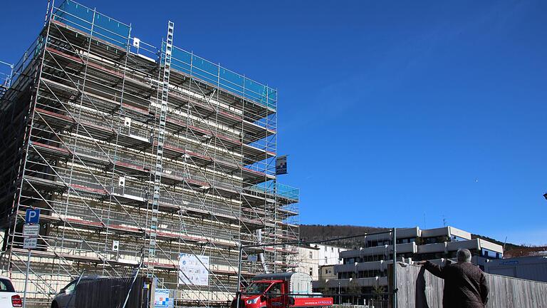 Die Baustelle des Kurhausbades zieht regelmäßig Zaungäste an, im Vordergrund ist das Areal des früheren Kurhaushotels, das aktuell als Baufeld genutzt wird, aber möglichst bald neu gestaltet werden soll. Foto: Ralf Ruppert - Die Baustelle des Kurhausbades zieht regelmäßig Zaungäste an, im Vordergrund ist das Areal des früheren Kurhaushotels, das aktuell als Baufeld genutzt wird, aber möglichst bald neu gestaltet werden soll. Foto: Ralf Ruppert Die Baustelle des Kurhausbades zieht regelmäßig Zaungäste an, im Vordergrund ist das Areal des früheren Kurhaushotels, das aktuell als Baufeld genutzt wird, aber möglichst bald neu gestaltet werden soll. Foto: Ralf Ruppert - Die Baustelle des Kurhausbades zieht regelmäßig Zaungäste an, im Vordergrund ist das Areal des früheren Kurhaushotels, das aktuell als Baufeld genutzt wird, aber möglichst bald neu gestaltet werden soll. Foto: Ralf Ruppert