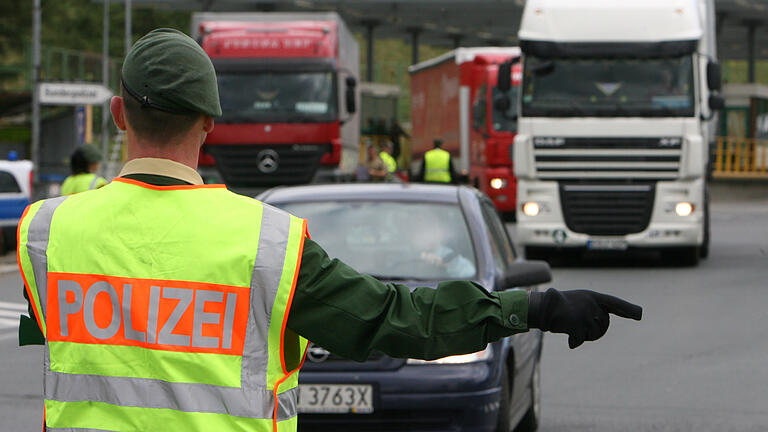 Internationale Grenzschützer gemeinsam im Einsatz       -  Ein Beamter der Bundespolizei hält auf dem deutsch-polnischen Grenzübergang Autobahn in Frankfurt (Oder) am Mittwoch (09.05.2007) einen Pkw bei der Einreise nach Deutschland an. Grenzschutzbeamte aus sechs Mitgliedstaaten der Europäischen Union (EU) sind zurzeit an der deutsch-polnischen Grenze gegen Schleuser im Einsatz. Mit der Maßnahme, die von der Europäischen Grenzschutzagentur Frontex koordiniert wird, reagierten die Behörden auf eine Zunahme illegaler Einreisen. Zur Vorbereitung des Wegfalls der Personenkontrollen an der deutsch-polnischen Grenze mit Polens Beitritt zum Schengen-Abkommen seien auch Beamte des ukrainischen Grenzschutzes beteiligt. Die Personenkontrollen an der deutsch-polnischen Grenze sollen voraussichtlich Ende 2007 wegfallen. Zur Verhinderung von Schmuggel und Menschenschleusungen sollen Schwerpunktkontrollen an Grenzübergängen sowie an Bundesautobahnen und auf Fernstraßen statt finden. Foto: Patrick Pleul dpa/lbn (zu lbn 4355 vom 09.05.2007) +++(c) dpa - Bildfunk+++ | Verwendung weltweit